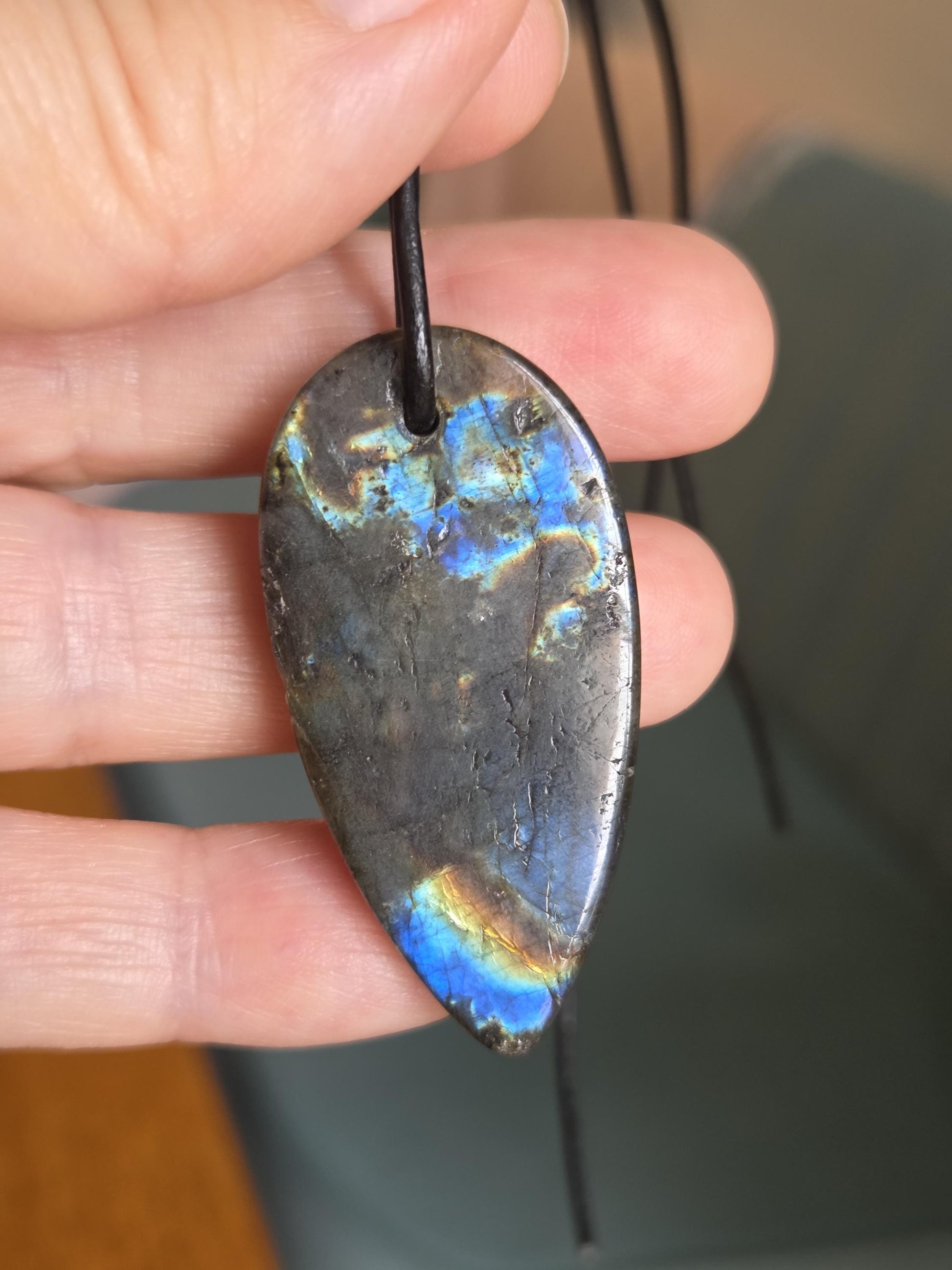 Spektrolith gold, grün, blau leuchtender Labradorit Finnland, Anhänger Kette, spectrolite necklace, 46 x 23 x 6 mm, an Lederband