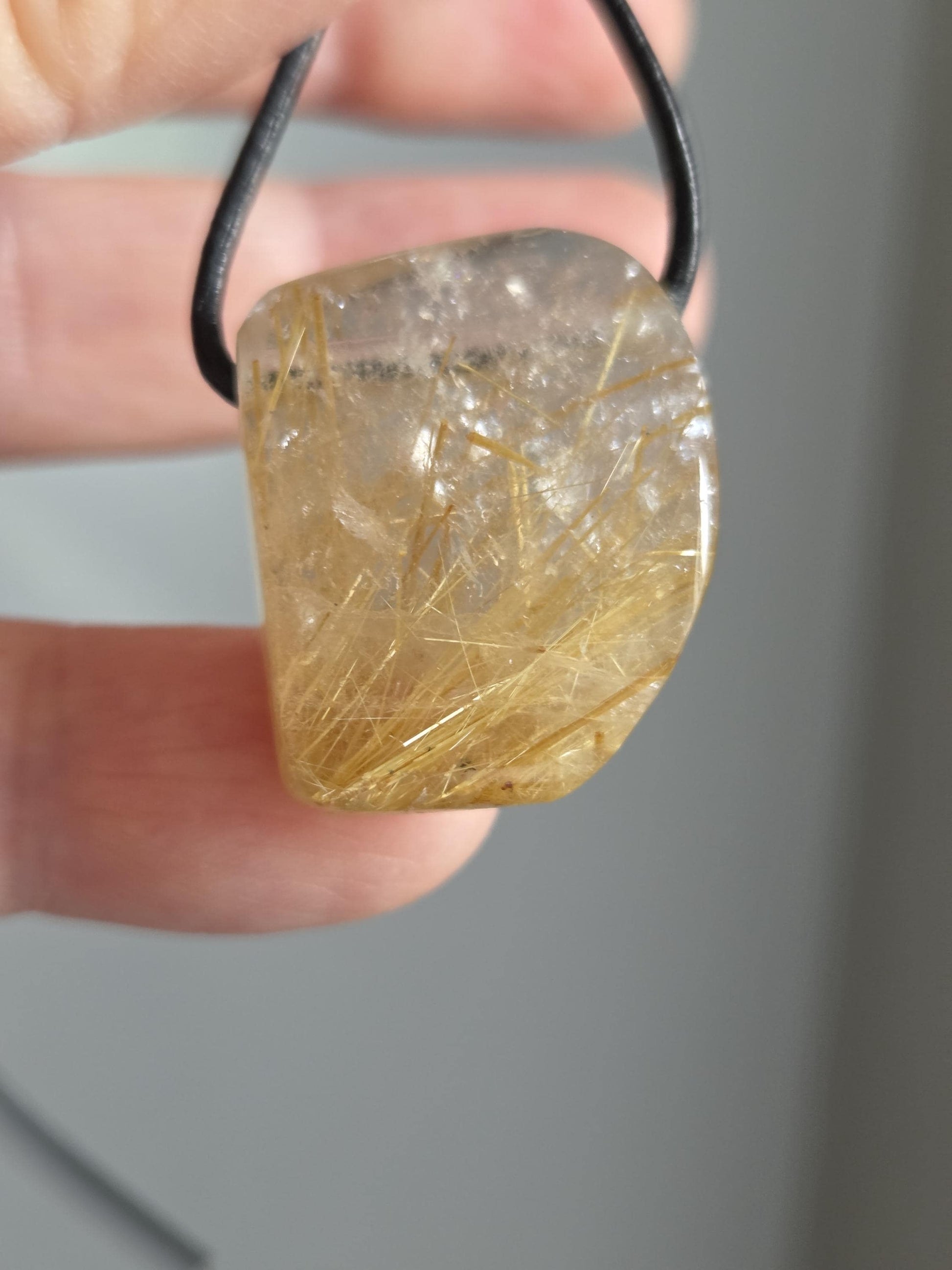 Gold Rutil Quarz Goldrutilquarz , Anhänger, 26 x 21 x 11 mm, an verstellbarem Lederband