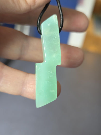 Außergewöhnlicher Chrysopras Anhänger, 50 x 14 x 10 mm, gebohrt, an verstellbarem Lederband