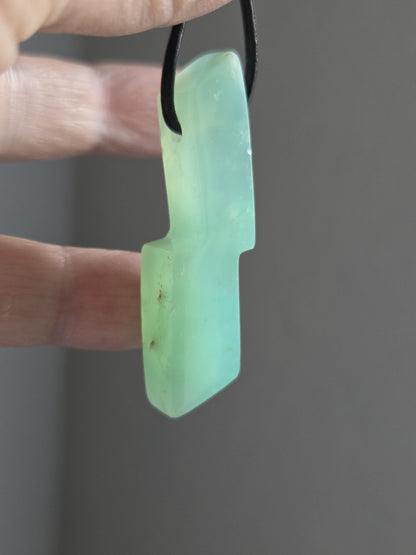 Außergewöhnlicher Chrysopras Anhänger, 50 x 14 x 10 mm, gebohrt, an verstellbarem Lederband