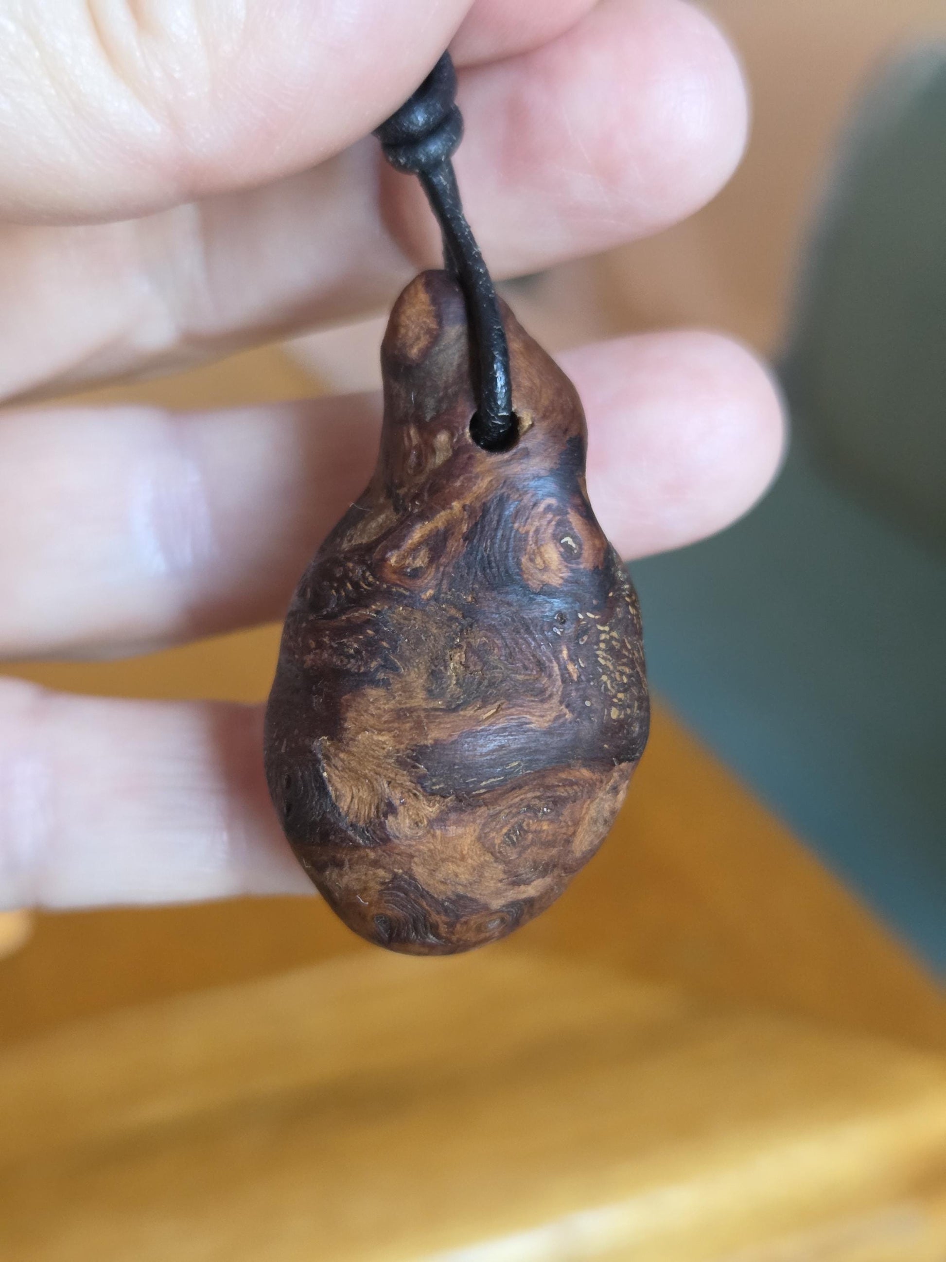 Magische Baumperle der Erle mit Boulder Opal, Holz mit Opal Anhänger, 44 x 25 x 21 mm, an verstellbarem Lederband, Druiden Ei, Hexenei