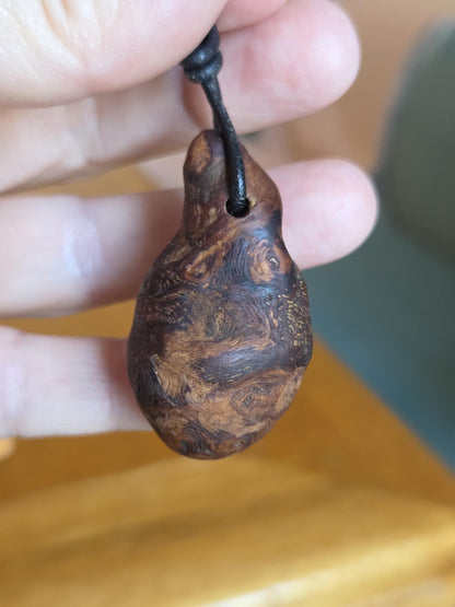 Magische Baumperle der Erle mit Boulder Opal, Holz mit Opal Anhänger, 44 x 25 x 21 mm, an verstellbarem Lederband, Druiden Ei, Hexenei