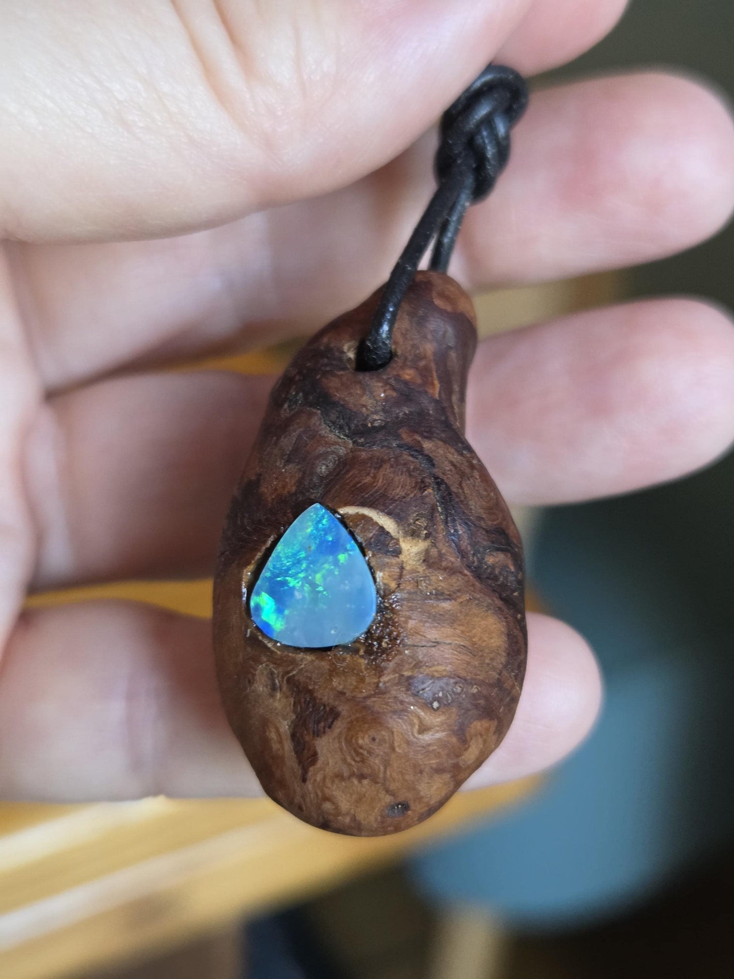 Magische Baumperle der Erle mit Boulder Opal, Holz mit Opal Anhänger, 44 x 25 x 21 mm, an verstellbarem Lederband, Druiden Ei, Hexenei