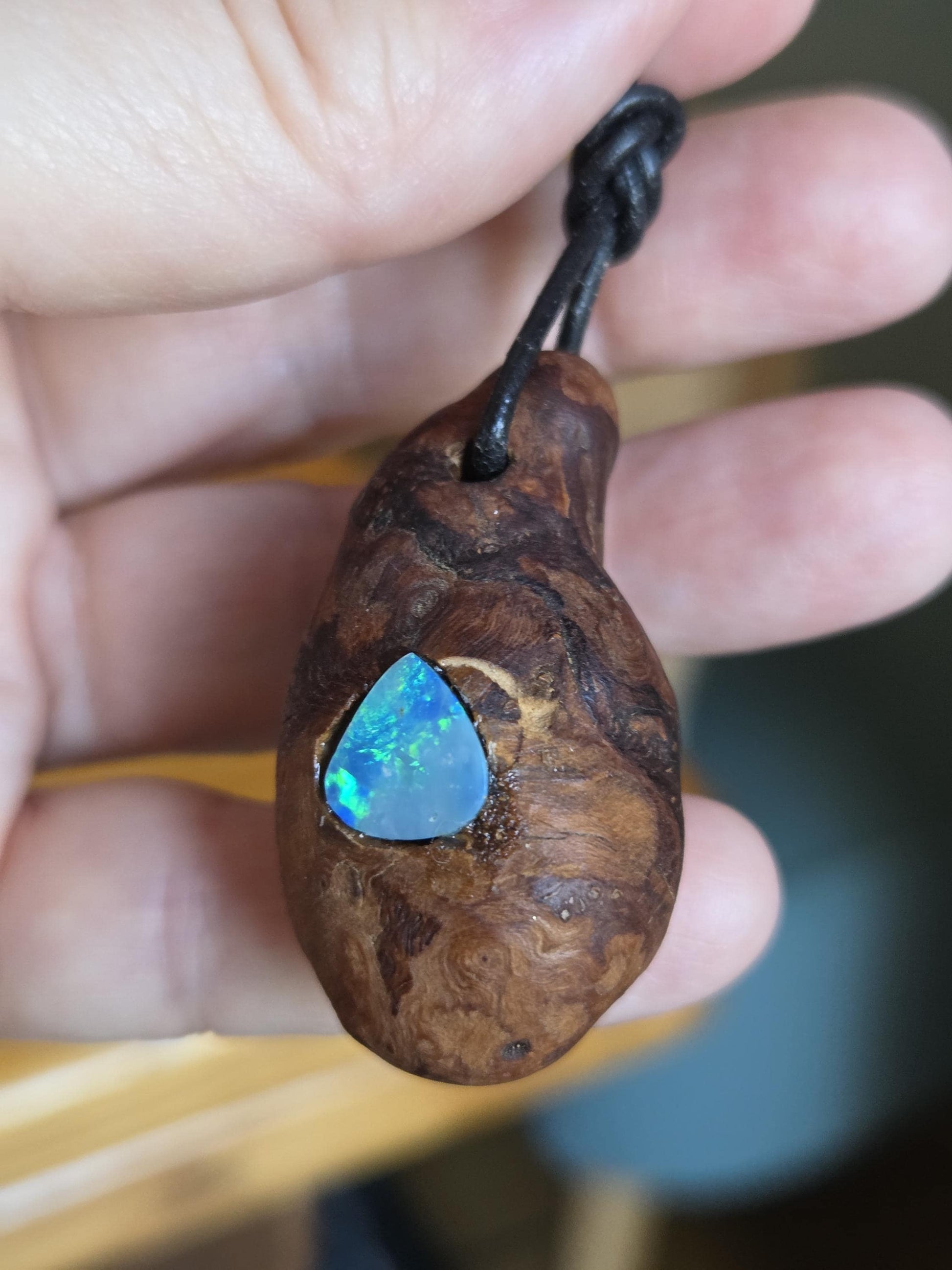 Magische Baumperle der Erle mit Boulder Opal, Holz mit Opal Anhänger, 44 x 25 x 21 mm, an verstellbarem Lederband, Druiden Ei, Hexenei