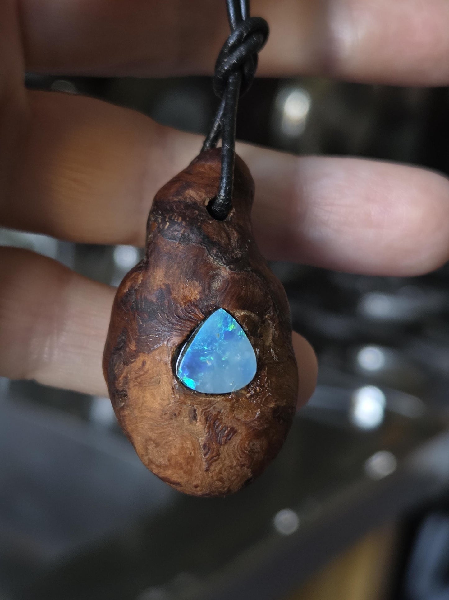 Magische Baumperle der Erle mit Boulder Opal, Holz mit Opal Anhänger, 44 x 25 x 21 mm, an verstellbarem Lederband, Druiden Ei, Hexenei