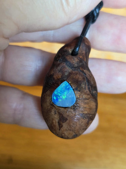 Magische Baumperle der Erle mit Boulder Opal, Holz mit Opal Anhänger, 44 x 25 x 21 mm, an verstellbarem Lederband, Druiden Ei, Hexenei