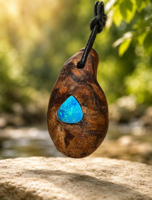 Magische Baumperle der Erle mit Boulder Opal, Holz mit Opal Anhänger, 44 x 25 x 21 mm, an verstellbarem Lederband, Druiden Ei, Hexenei