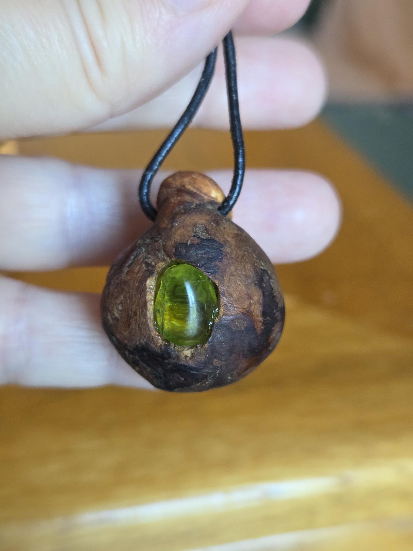 Magische Baumperle der Erle mit Boulder Opal, Holz mit Peridot Olivin Anhänger, 31 x 27 x 24 mm, an verstellbarem Lederband, Druiden Ei