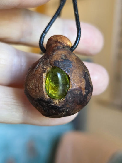 Magische Baumperle der Erle mit Boulder Opal, Holz mit Peridot Olivin Anhänger, 31 x 27 x 24 mm, an verstellbarem Lederband, Druiden Ei