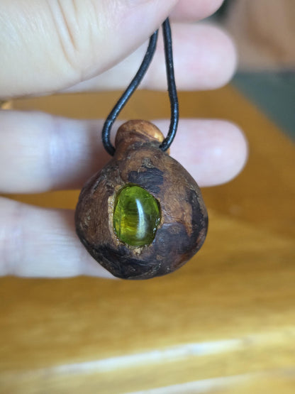 Magische Baumperle der Erle mit Boulder Opal, Holz mit Peridot Olivin Anhänger, 31 x 27 x 24 mm, an verstellbarem Lederband, Druiden Ei