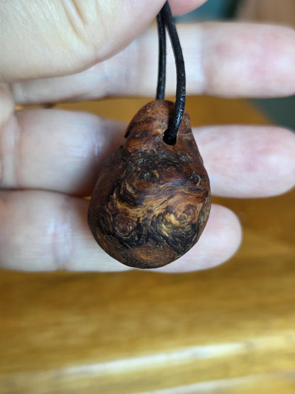 Magische Baumperle der Erle mit Boulder Opal, Holz mit Peridot Olivin Anhänger, 31 x 27 x 24 mm, an verstellbarem Lederband, Druiden Ei