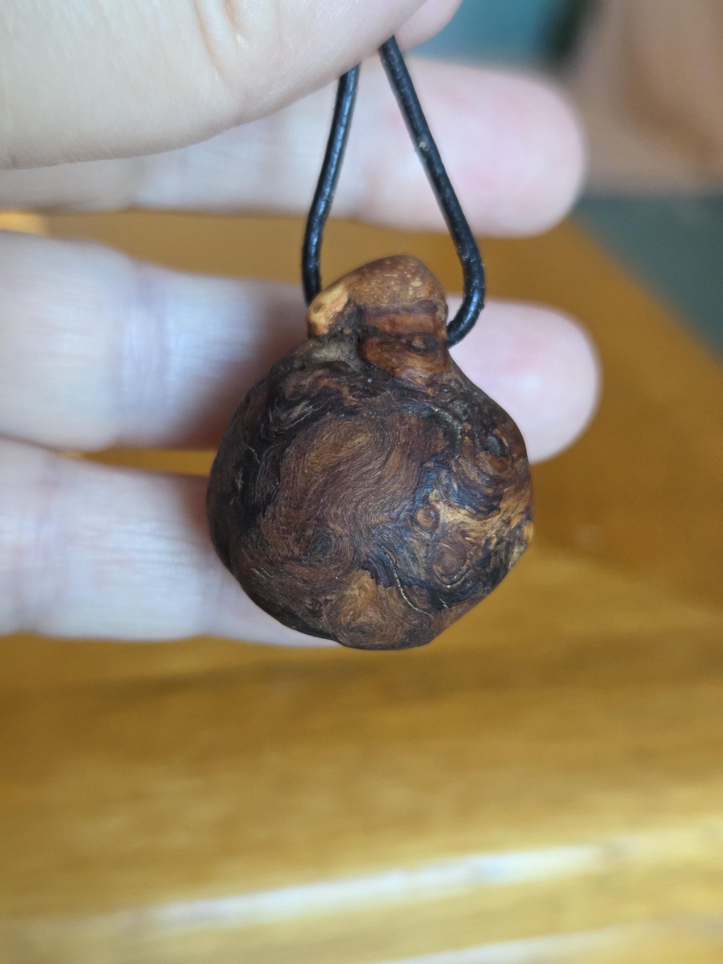 Magische Baumperle der Erle mit Boulder Opal, Holz mit Peridot Olivin Anhänger, 31 x 27 x 24 mm, an verstellbarem Lederband, Druiden Ei