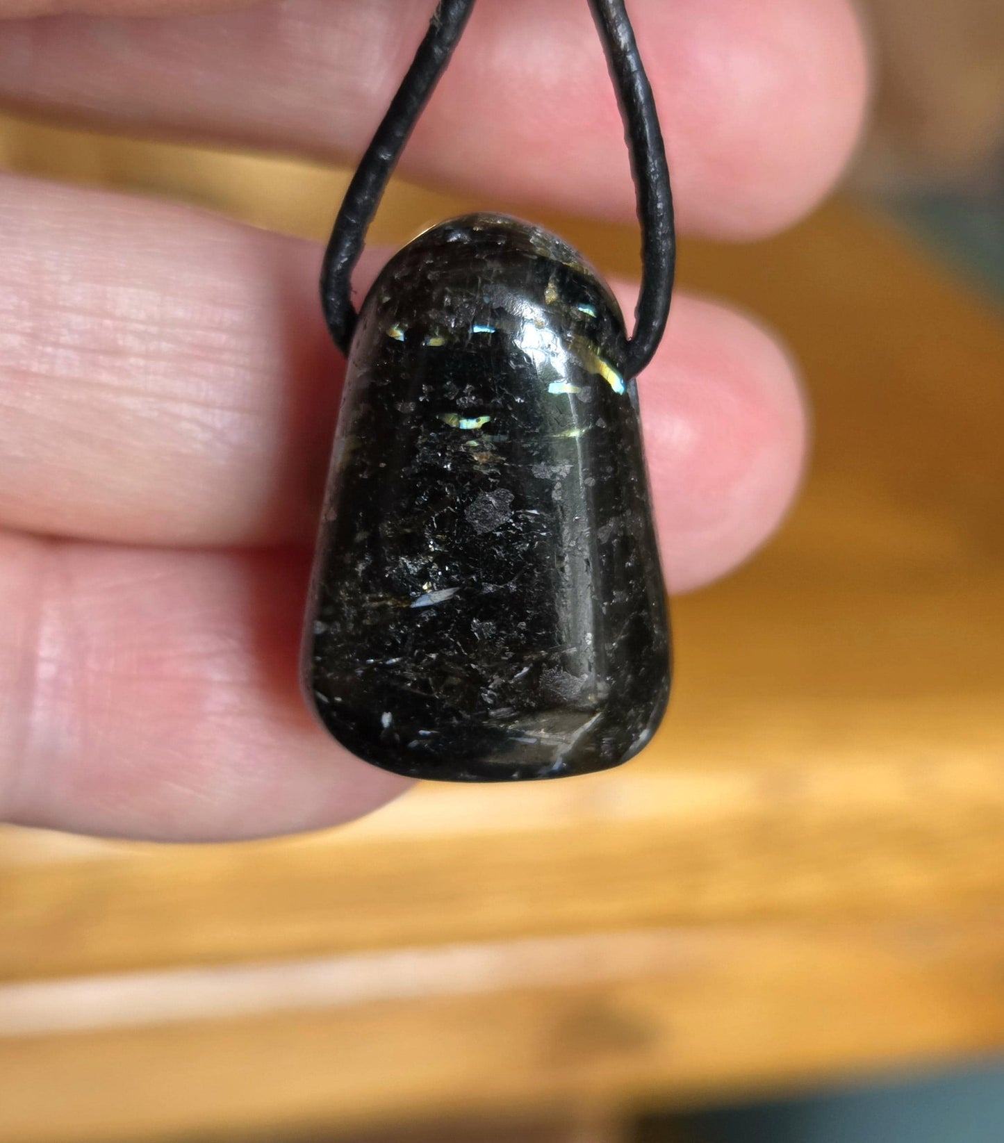 Magischer Nuumit sehr seltener Stein aus Grönland, Anhänger, 25 x 17 x 12 mm, gebohrt, an verstellbarem Lederband