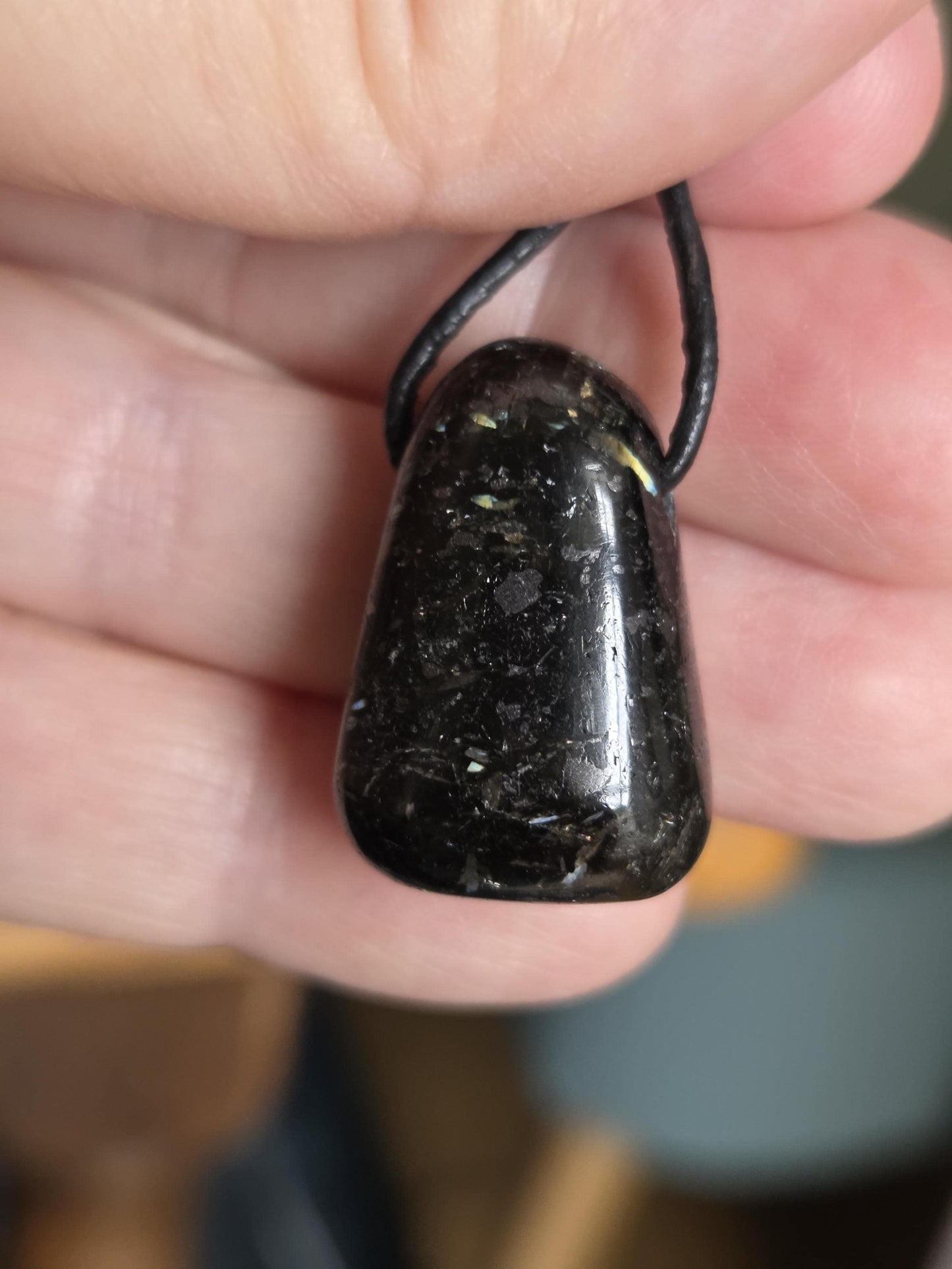 Magischer Nuumit sehr seltener Stein aus Grönland, Anhänger, 25 x 17 x 12 mm, gebohrt, an verstellbarem Lederband