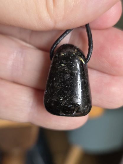 Magischer Nuumit sehr seltener Stein aus Grönland, Anhänger, 25 x 17 x 12 mm, gebohrt, an verstellbarem Lederband