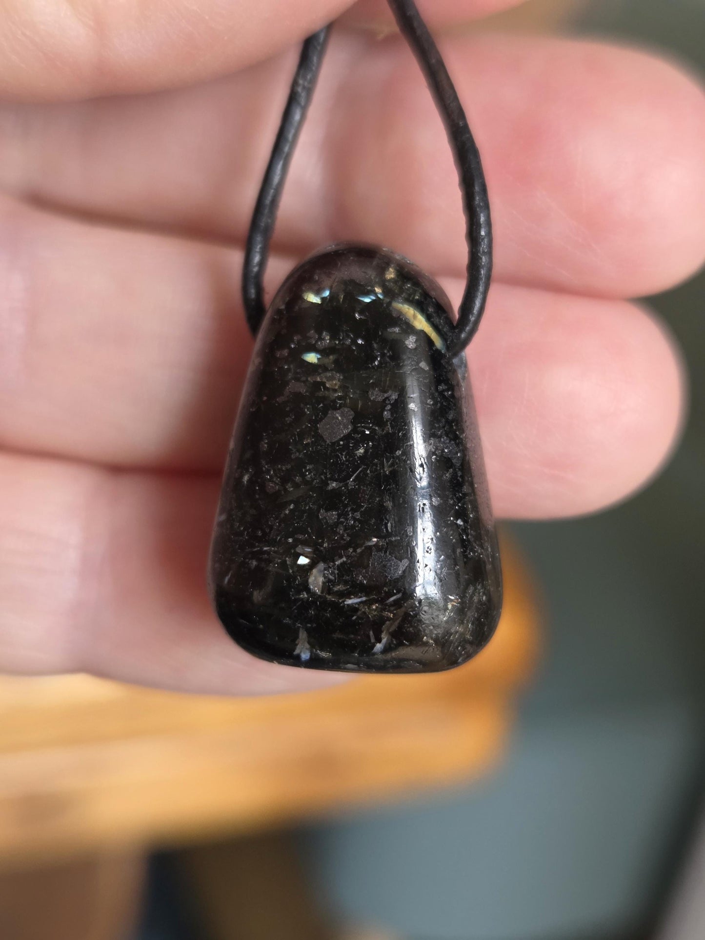 Magischer Nuumit sehr seltener Stein aus Grönland, Anhänger, 25 x 17 x 12 mm, gebohrt, an verstellbarem Lederband