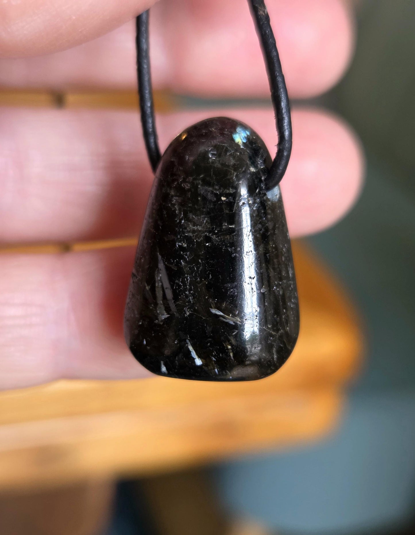 Magischer Nuumit sehr seltener Stein aus Grönland, Anhänger, 25 x 17 x 12 mm, gebohrt, an verstellbarem Lederband