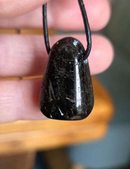 Magischer Nuumit sehr seltener Stein aus Grönland, Anhänger, 25 x 17 x 12 mm, gebohrt, an verstellbarem Lederband