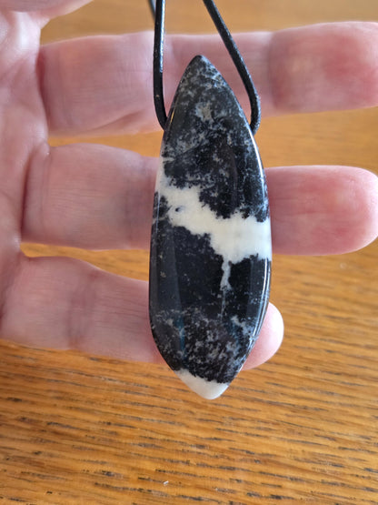Großer kraftvoller Onyx Sardonyx aus Sardinien Anhänger 59 x 21 x 8 mm, an verstellbarem Lederband,