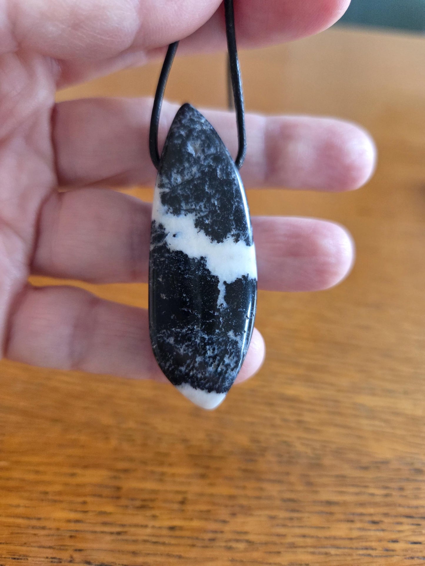 Großer kraftvoller Onyx Sardonyx aus Sardinien Anhänger 59 x 21 x 8 mm, an verstellbarem Lederband,