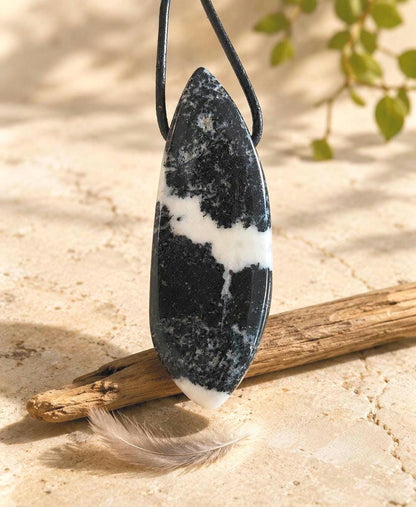 Großer kraftvoller Onyx Sardonyx aus Sardinien Anhänger 59 x 21 x 8 mm, an verstellbarem Lederband,
