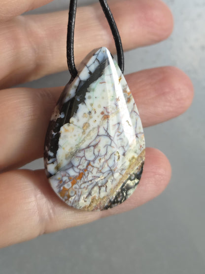 Rarität Garut Holzopal versteinertes opalisiertes Holz aus Indonesien, Anhänger, 39 x 25 x 8 mm, an verstellbarem Lederband, Holz Opal