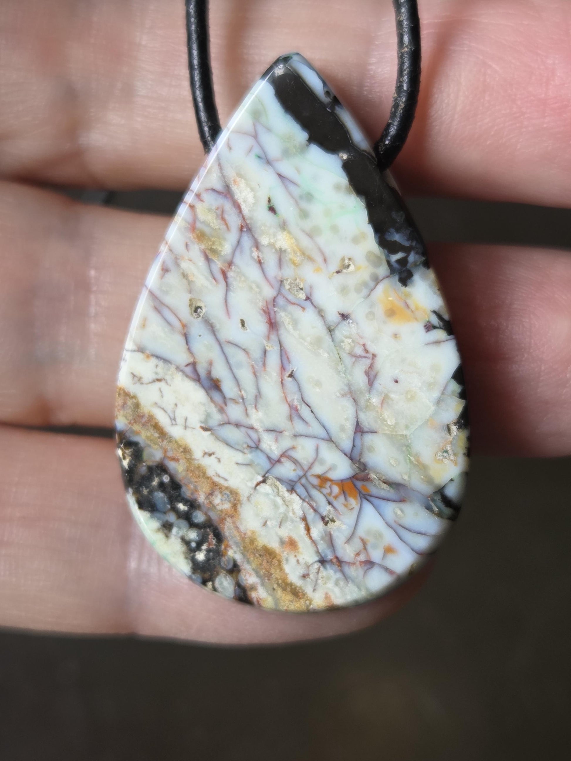 Rarität Garut Holzopal versteinertes opalisiertes Holz aus Indonesien, Anhänger, 39 x 25 x 8 mm, an verstellbarem Lederband, Holz Opal