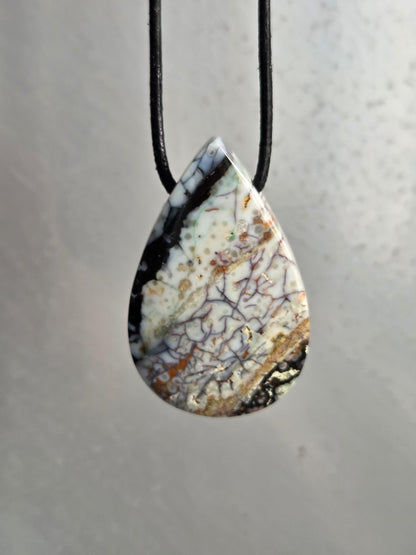 Rarität Garut Holzopal versteinertes opalisiertes Holz aus Indonesien, Anhänger, 39 x 25 x 8 mm, an verstellbarem Lederband, Holz Opal