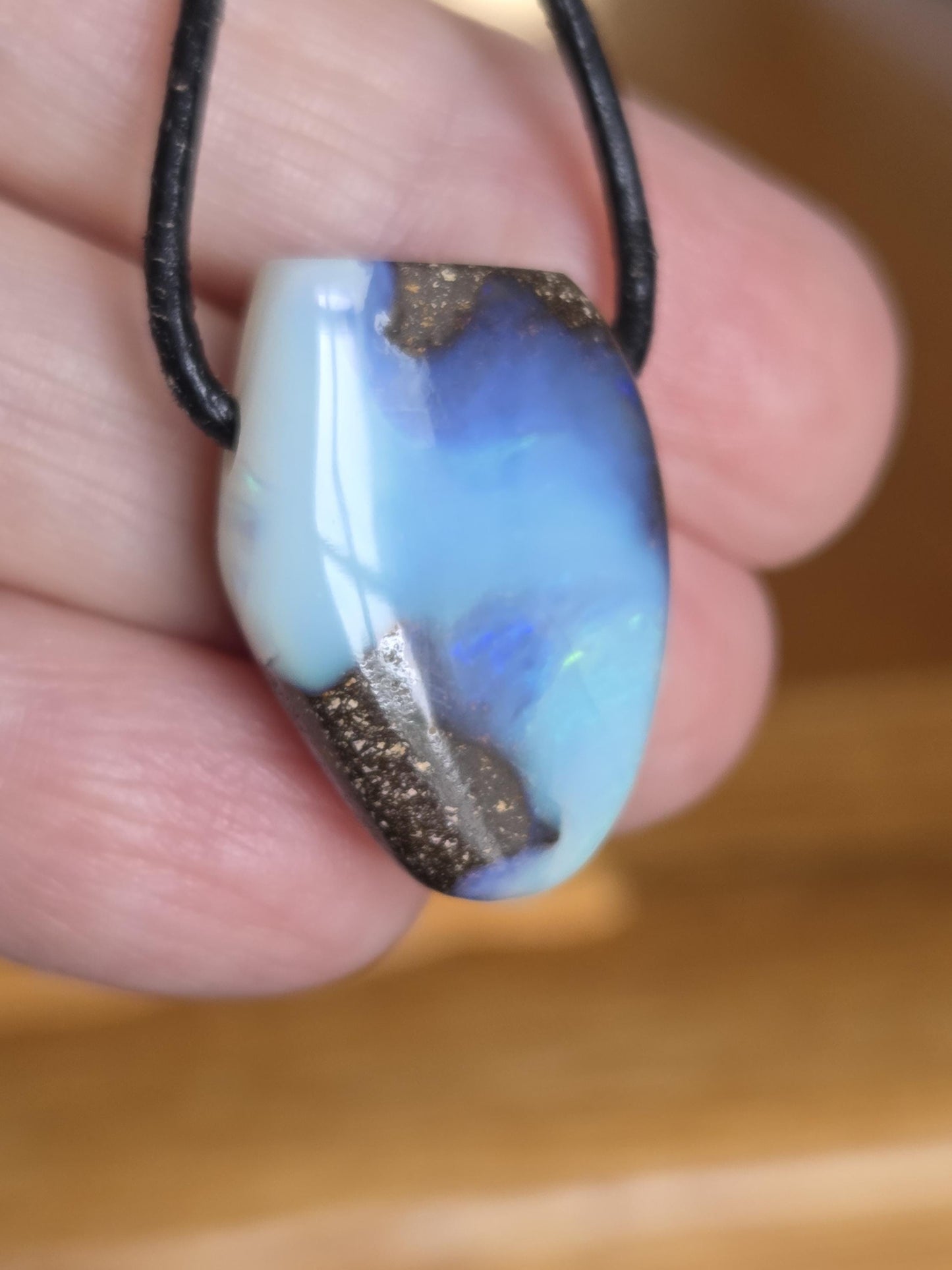 Boulder Opal Boulderopal Anhänger ,"Holiday", 26 x 18 x 10 mm, an verstellbarem Lederband, blauer Kristall Opal flashfire Opal