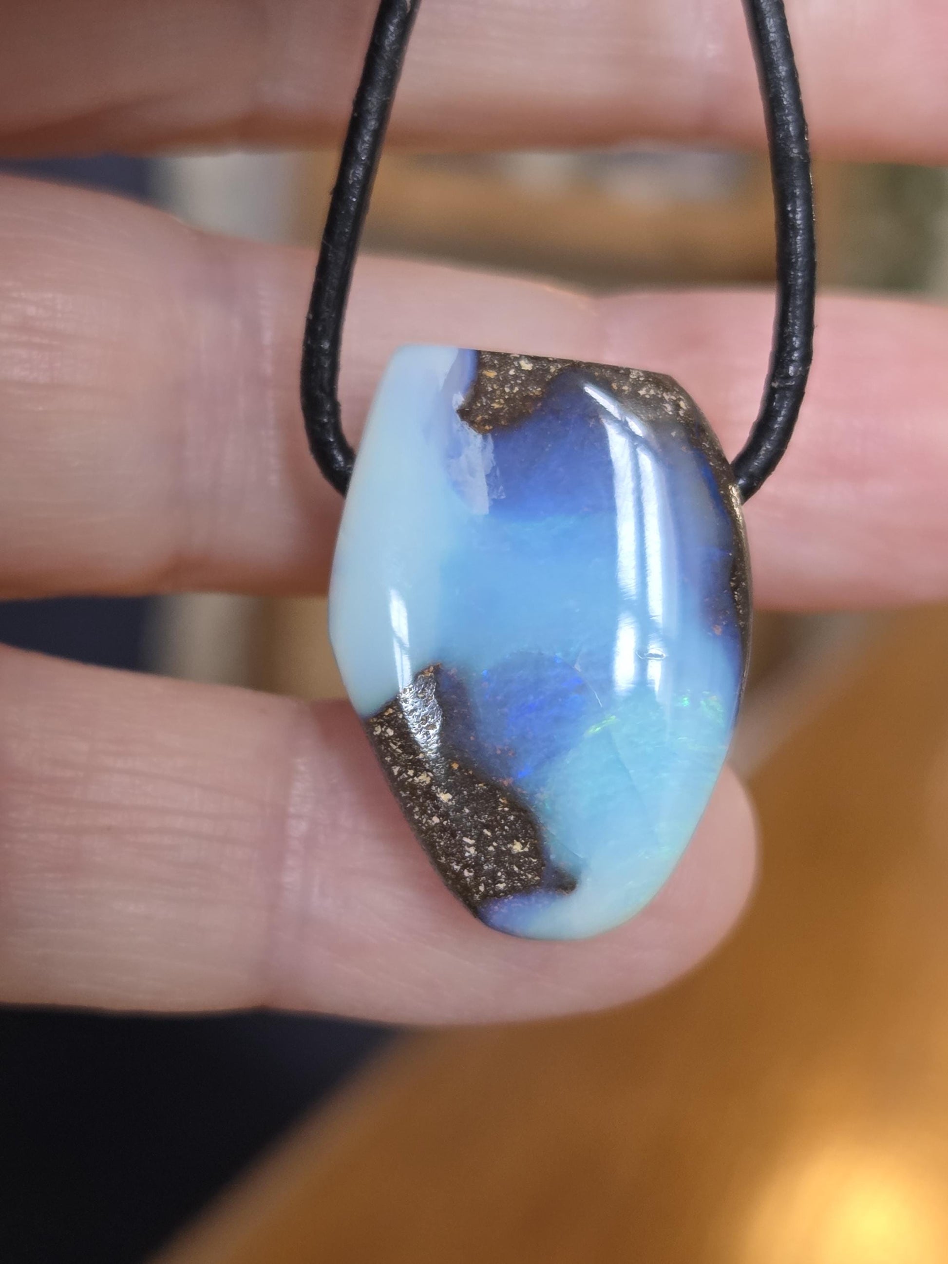 Boulder Opal Boulderopal Anhänger ,"Holiday", 26 x 18 x 10 mm, an verstellbarem Lederband, blauer Kristall Opal flashfire Opal