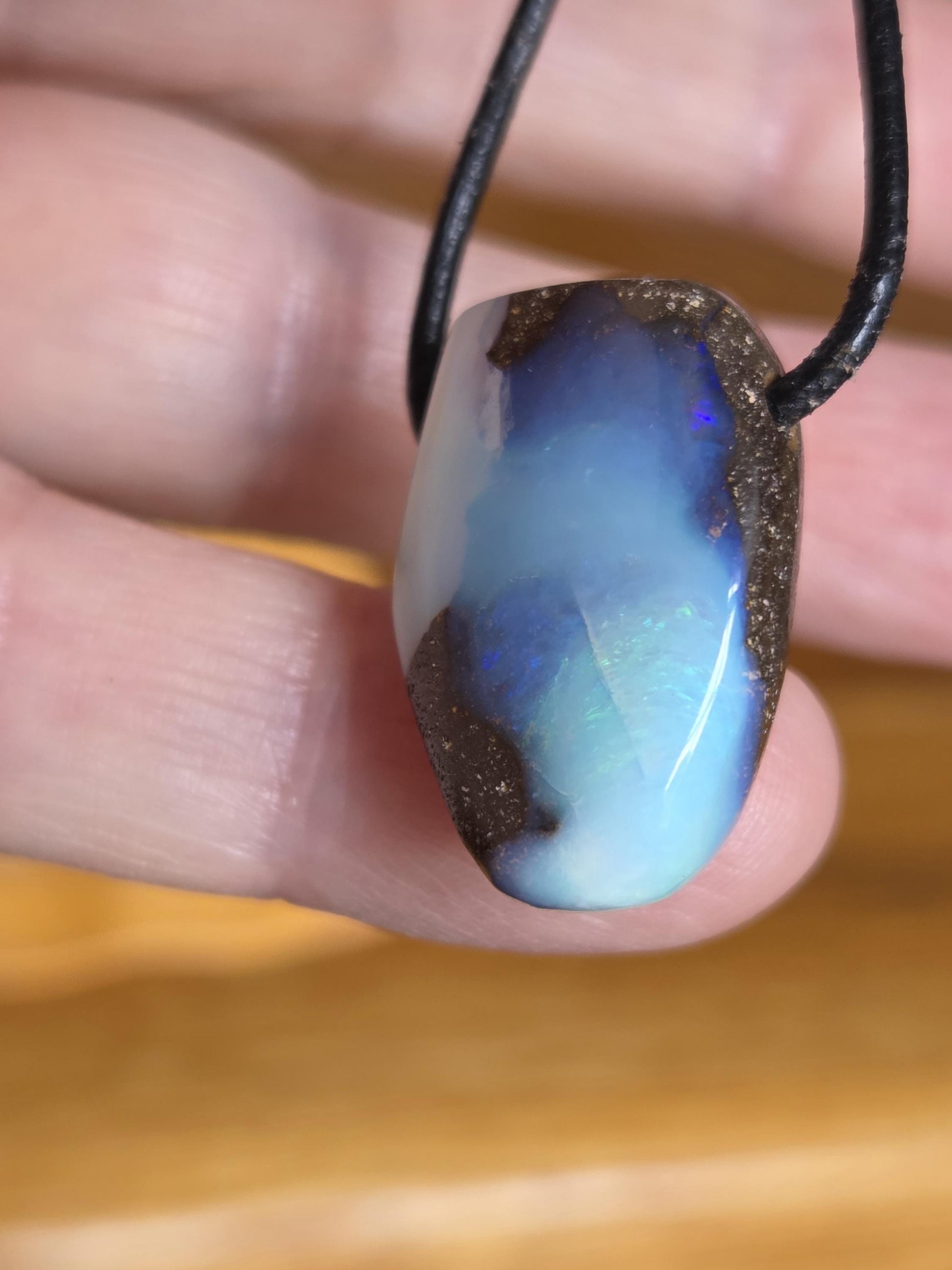 Boulder Opal Boulderopal Anhänger ,"Holiday", 26 x 18 x 10 mm, an verstellbarem Lederband, blauer Kristall Opal flashfire Opal