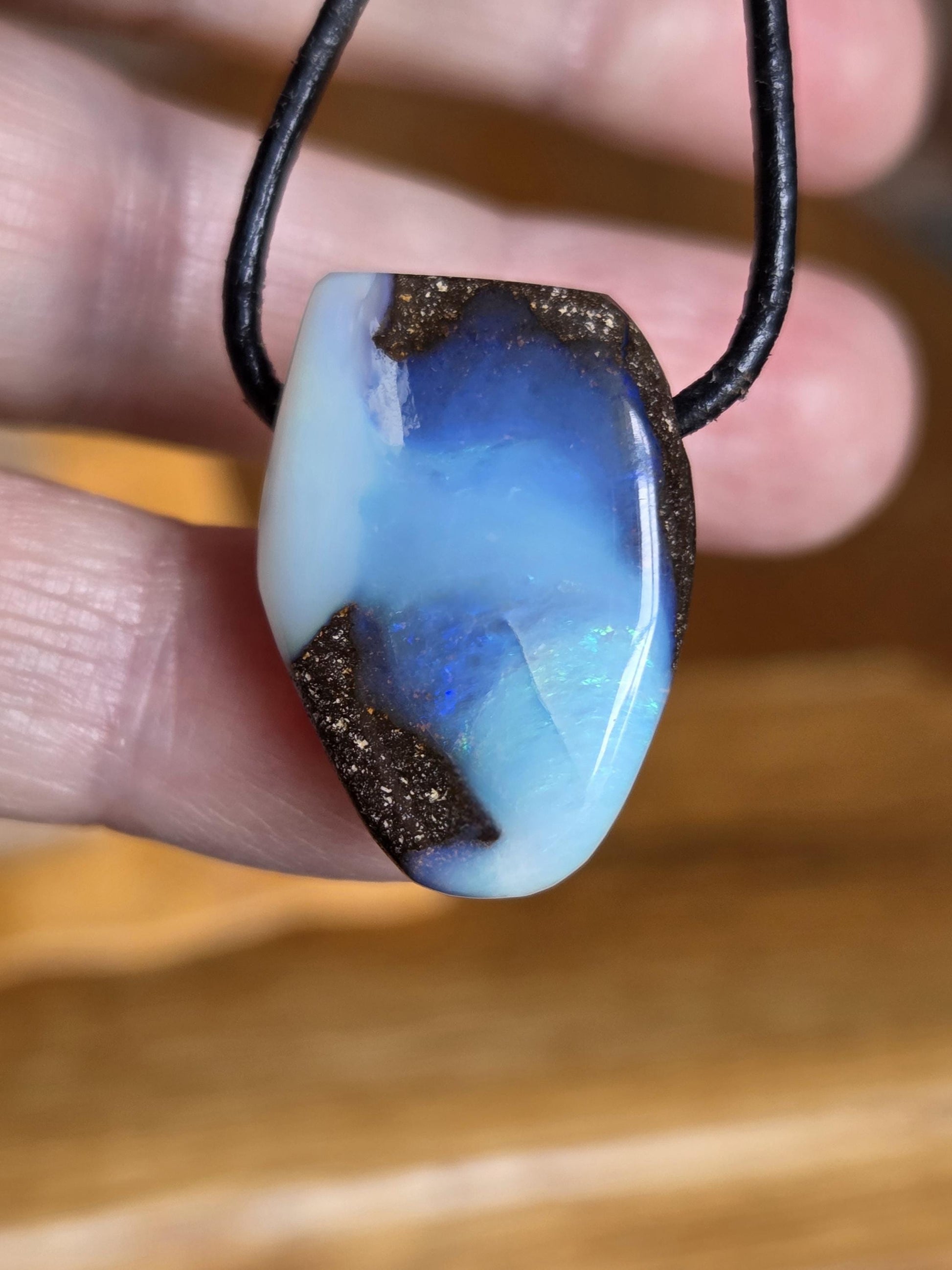 Boulder Opal Boulderopal Anhänger ,"Holiday", 26 x 18 x 10 mm, an verstellbarem Lederband, blauer Kristall Opal flashfire Opal