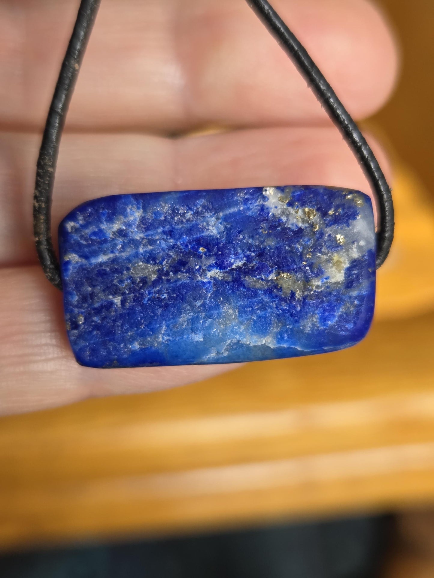 Lapislazuli Lapis Lazuli Anhänger, Stein der Engel, 17 x 29 x 11 mm, an verstellbarem Lederband, geschliffen und teilweise roh belassen