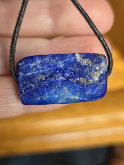 Lapislazuli Lapis Lazuli Anhänger, Stein der Engel, 17 x 29 x 11 mm, an verstellbarem Lederband, geschliffen und teilweise roh belassen