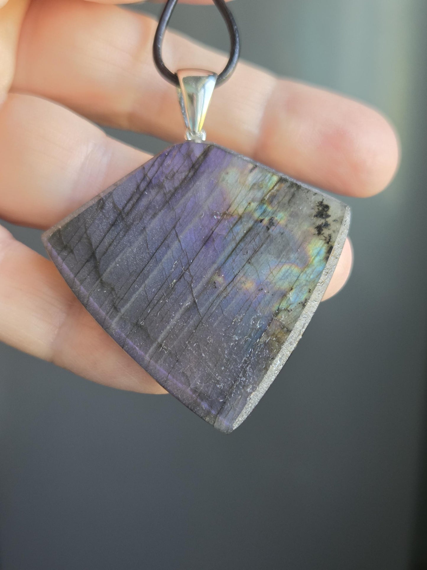 Labradorit violett lila, grün, blau, Anhänger groß, 57 x 46 x 7 mm, an 925er Silber Öse, an verstellbarem Lederband, labratorite purple