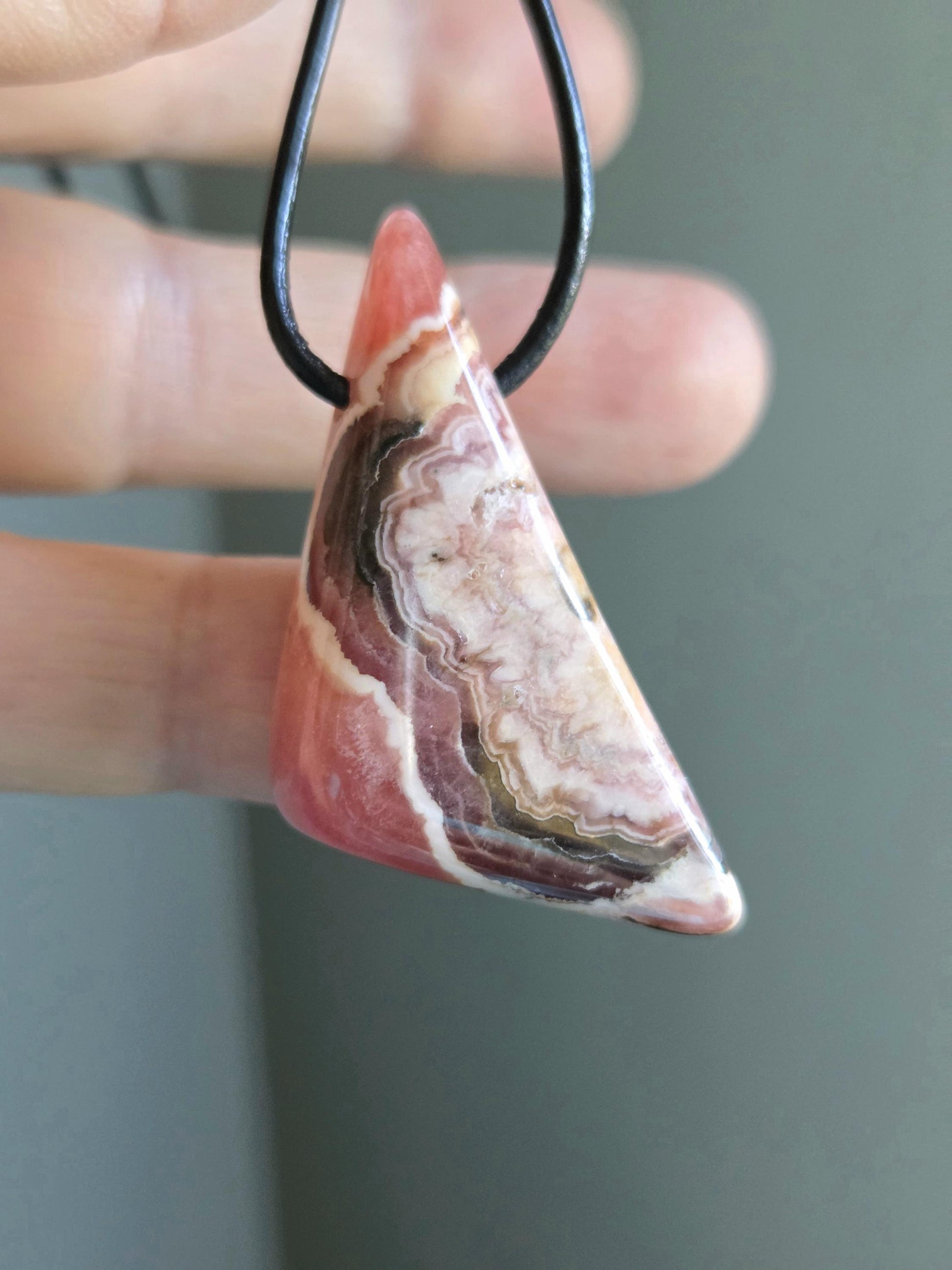 Traum von Rhodochrosit Anhänger, 43 x 20 x 8 mm, gebohrt, an verstellbarem Lederband