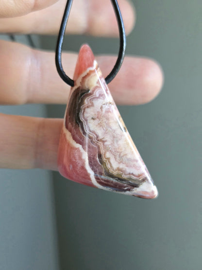 Traum von Rhodochrosit Anhänger, 43 x 20 x 8 mm, gebohrt, an verstellbarem Lederband