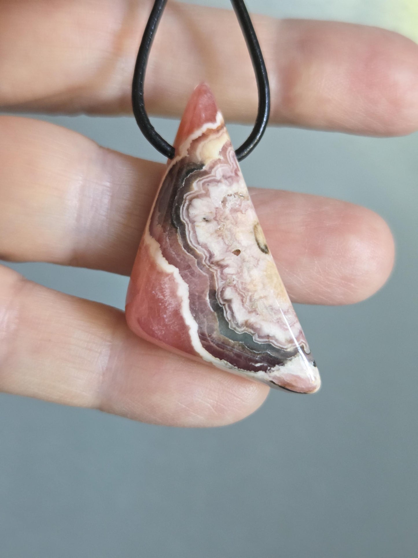 Traum von Rhodochrosit Anhänger, 43 x 20 x 8 mm, gebohrt, an verstellbarem Lederband
