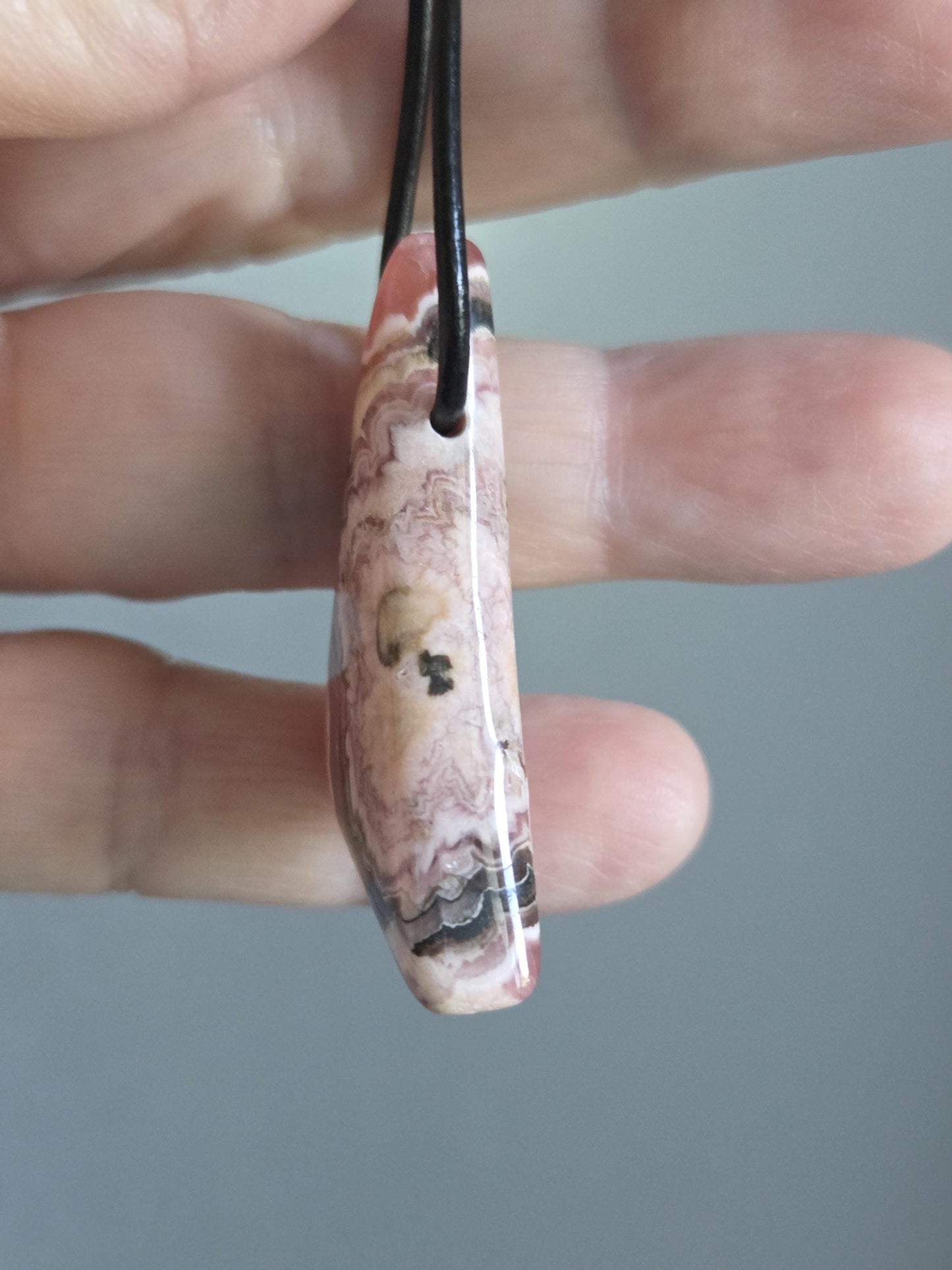 Traum von Rhodochrosit Anhänger, 43 x 20 x 8 mm, gebohrt, an verstellbarem Lederband