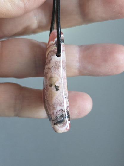Traum von Rhodochrosit Anhänger, 43 x 20 x 8 mm, gebohrt, an verstellbarem Lederband