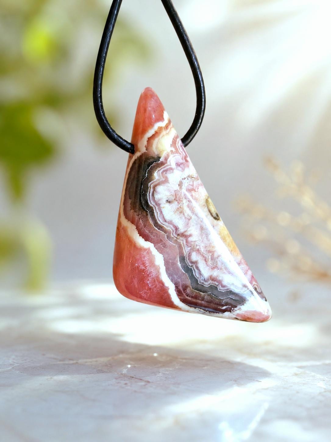 Traum von Rhodochrosit Anhänger, 43 x 20 x 8 mm, gebohrt, an verstellbarem Lederband