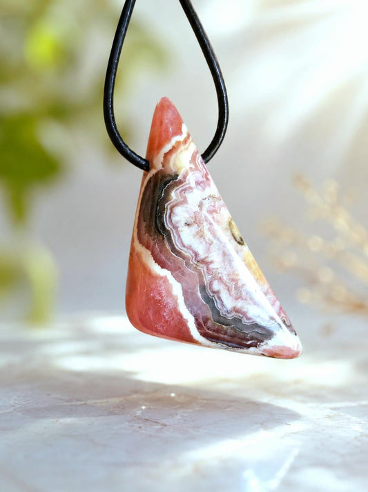 Traum von Rhodochrosit Anhänger, 43 x 20 x 8 mm, gebohrt, an verstellbarem Lederband