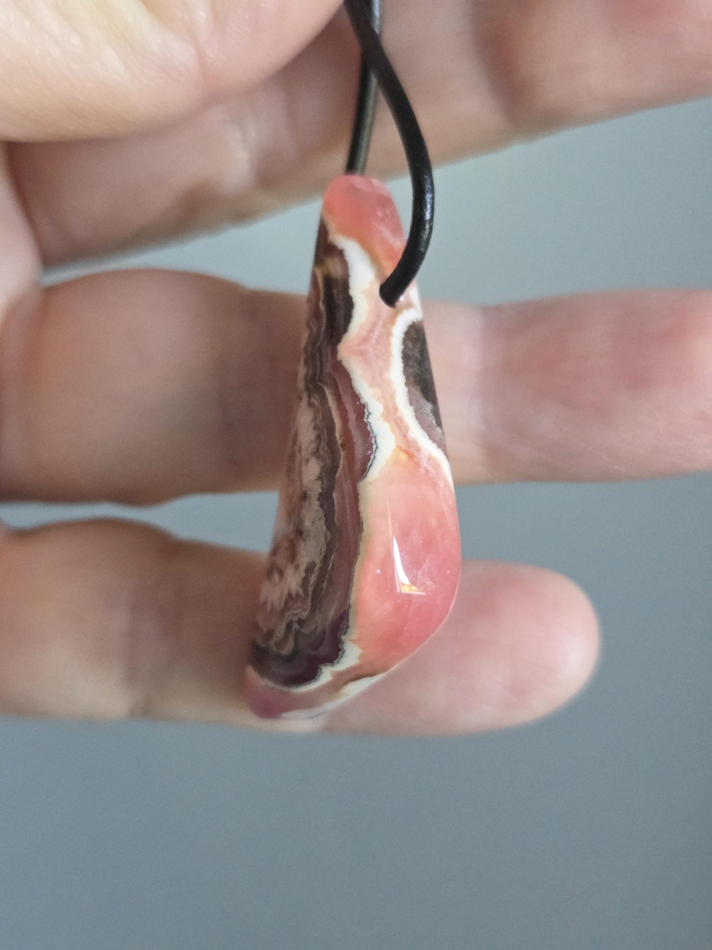 Traum von Rhodochrosit Anhänger, 43 x 20 x 8 mm, gebohrt, an verstellbarem Lederband