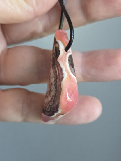 Traum von Rhodochrosit Anhänger, 43 x 20 x 8 mm, gebohrt, an verstellbarem Lederband