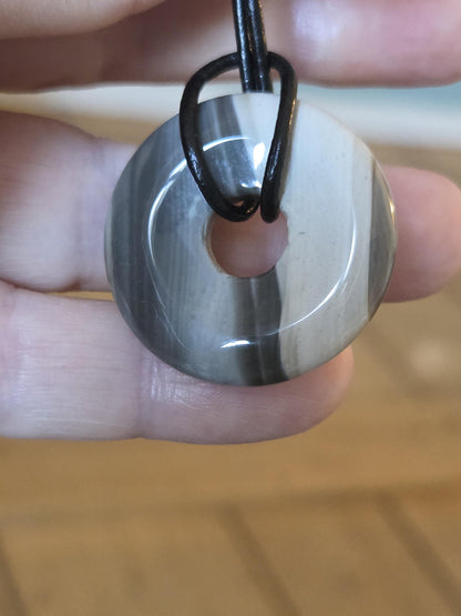 Flintstone Feuerstein Donut, Anhänger, 30 x 6 mm, gebohrt, an verstellbarem Lederband