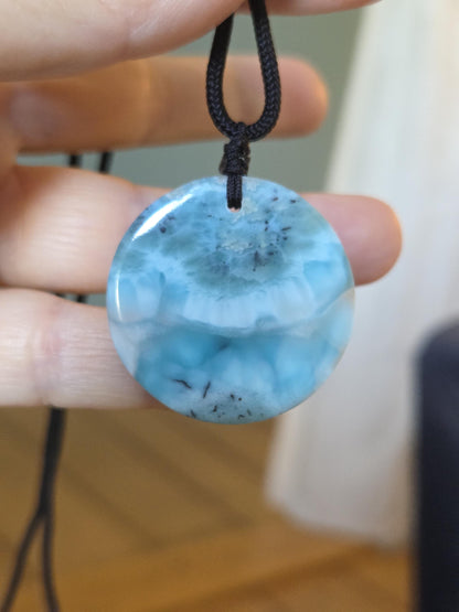 Larimar Atlantis Stein, runder Anhänger Scheibe, 38 x 4 mm, gebohrt, Larimar gebohrt, an verstellbarem Stoffband vegan.