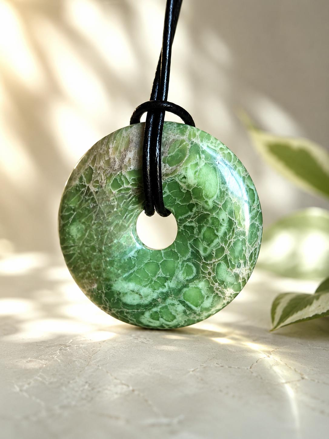 Rarität, seltener Variscit, Variscite, Variszit Donut Anhänger, 36 x 8 mm, an verstellbarem Lederband