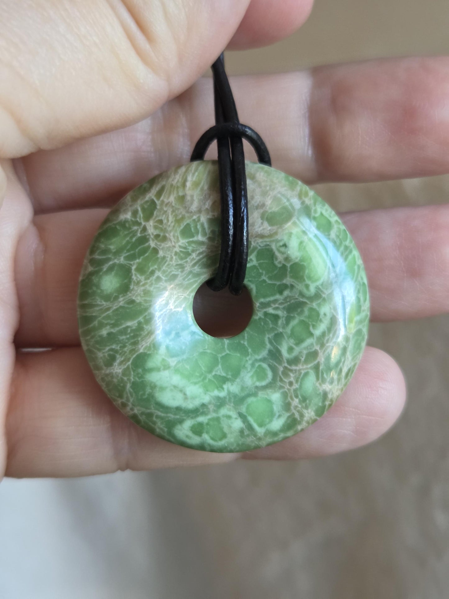 Rarität, seltener Variscit, Variscite, Variszit Donut Anhänger, 36 x 8 mm, an verstellbarem Lederband
