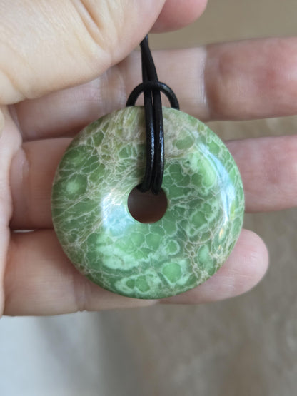 Rarität, seltener Variscit, Variscite, Variszit Donut Anhänger, 36 x 8 mm, an verstellbarem Lederband