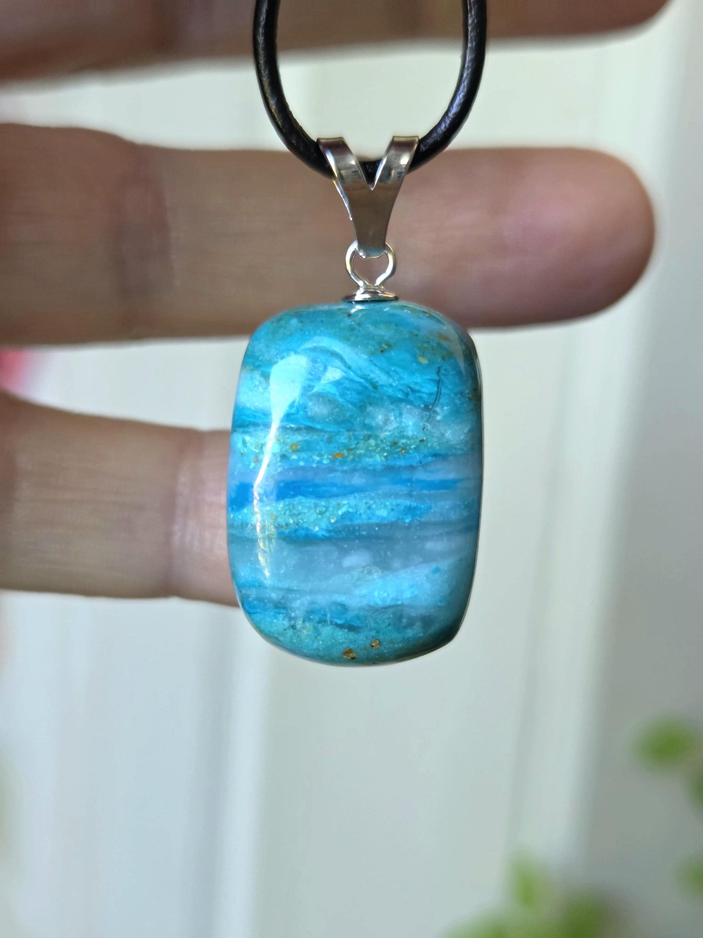 Traumhafter Atacama Opal aus Chile, Anhänger, 37 x 18 x 17 mm, an 925er Silberöse, an verstellbarem Lederband